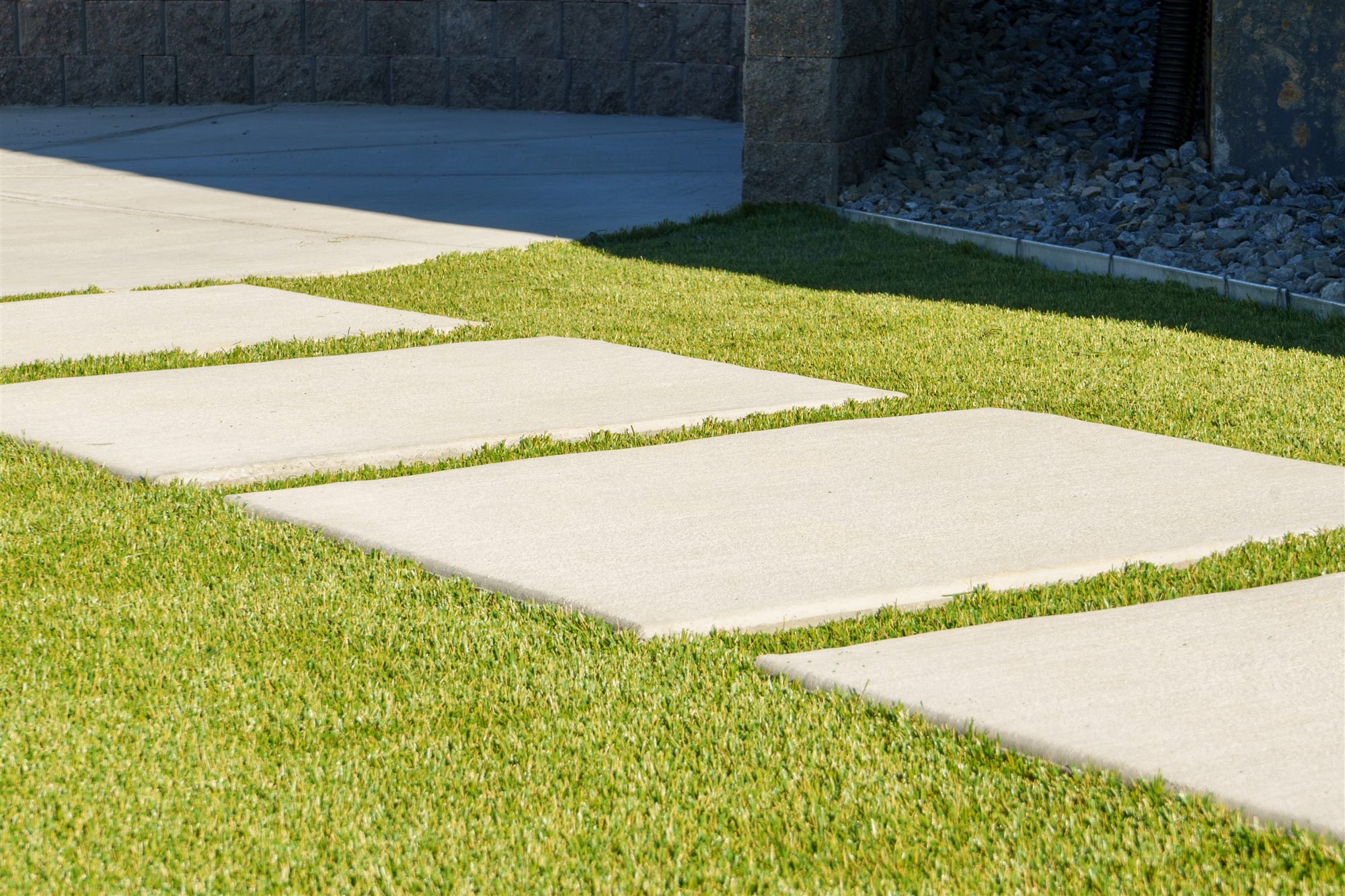 Concrete stepping pad walkway